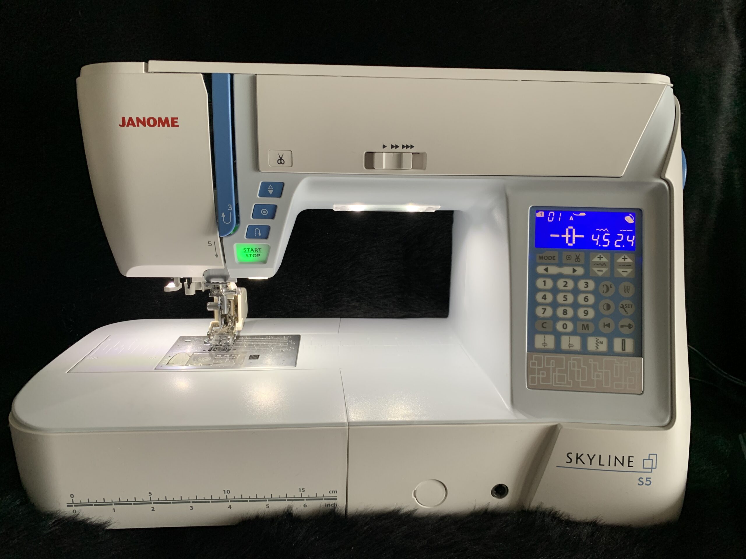 Janome Skyline S5 — Excellent Condition